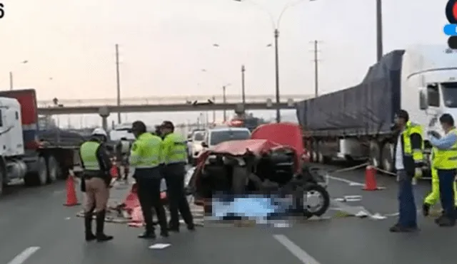 Menor de 22 años falleció debido al choque del vehículo que se encontraba contra un camión de basura. Video: captura América