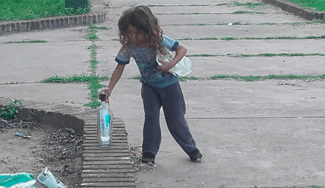 Niño recoge la basura de una plaza abandonada para que otros puedan jugar [FOTOS]