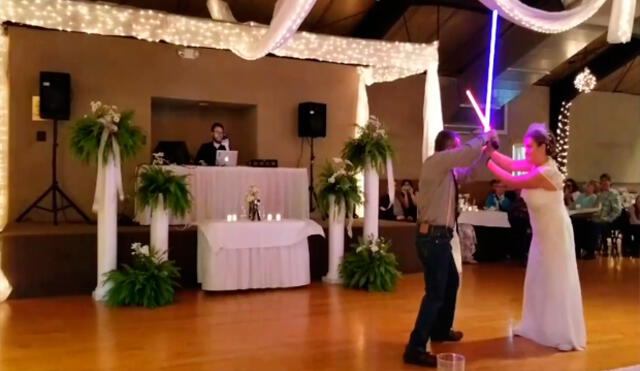 Facebook: novios reemplazan tradicional baile por pelea ‘jedi’ durante boda