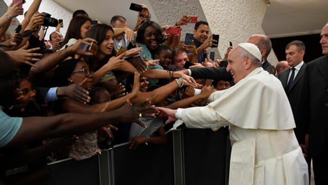 Niña irrumpe durante audiencia del Papa Francisco en el Vaticano [VIDEO]
