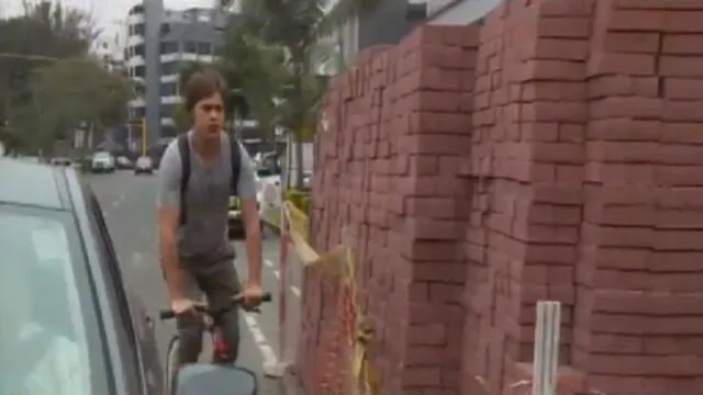 San Isidro: pila de ladrillos abandonados bloquea paso de ciclistas y los pone en riesgo [VIDEO]