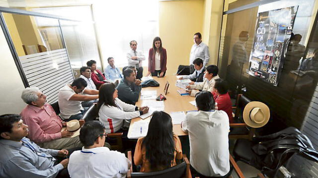 Maestros de Arequipa deciden continuar huelga indefinida pese a diálogo