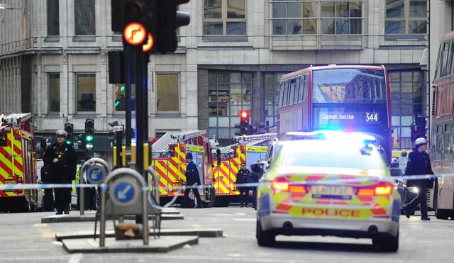 Dos personas murieron y el agresor fue abatido a tiros por la policía británica. Foto: AFP.