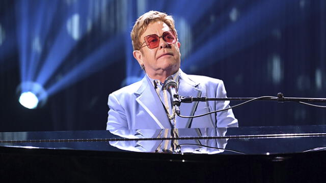 Elton John confiesa que tuvo que usar pañal durante show