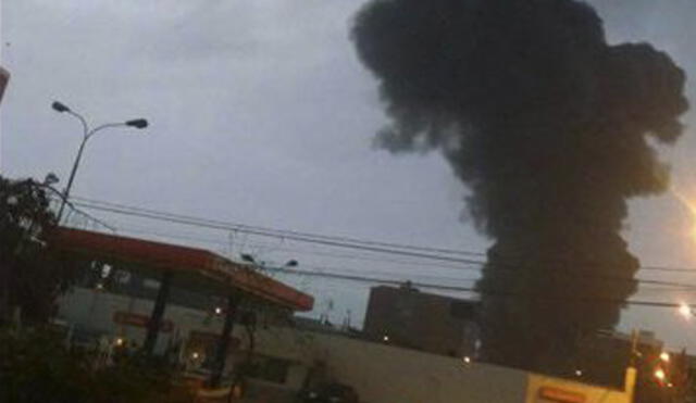 Incendio consume fábrica de muebles en Villa El Salvador [VIDEO]