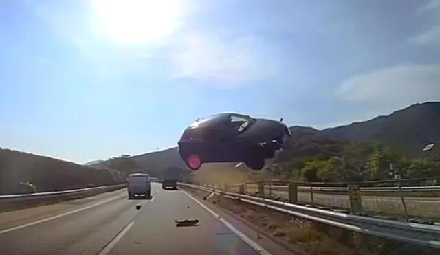 YouTube: Auto vuela y se estrella contra autobús en un accidente mortal [VIDEO]