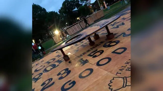 En la comunidad de Salem exhiben la Ouija más grande del mundo. Foto: Difusión