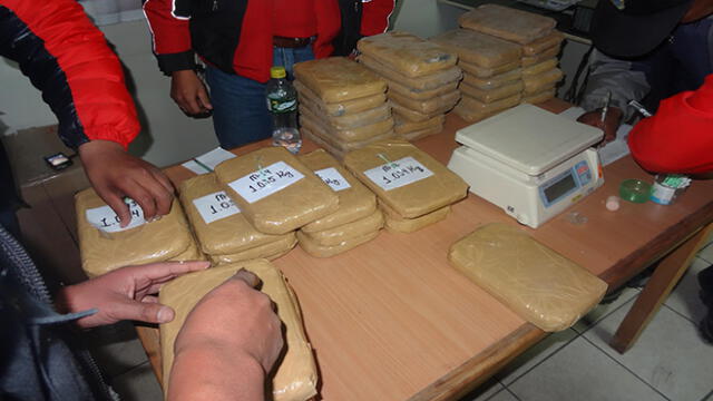 Policía arrebata 35 kilos de droga a narcotraficantes en Ilave