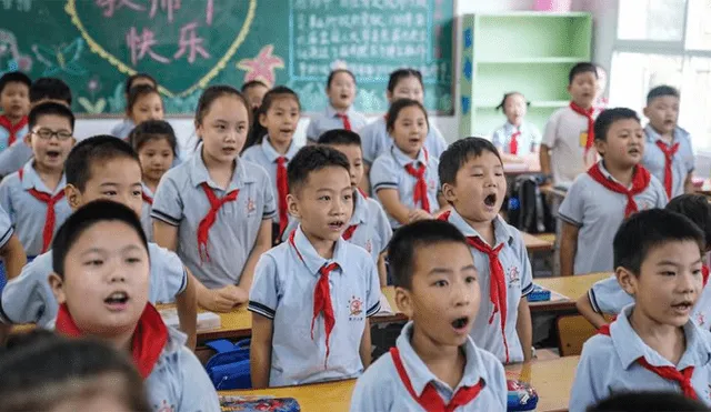 Los estudiantes de primaria regresaron a las clases en Wuhan, en la provincia central de Hubei (China). Foto: STR / AFP