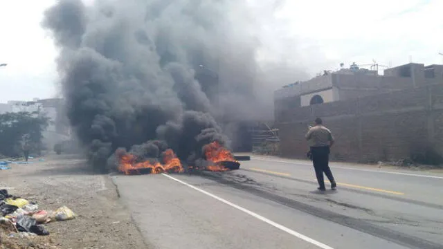La Libertad: transportistas queman llantas y bloquean vías por alza en precio de peajes 