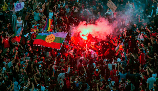 Las personas reunidas mientras esperan el resultado oficial de la votación del referéndum constitucional, en Santiago. Foto: AFP