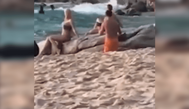 Facebook viral: mujer presume sexy pose frente a la playa, pero enorme ola la hunde [VIDEO] 