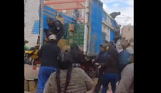 Contrabandistas evitan decomiso de mercadería. Foto: captura Noticias del Sur – Juliaca