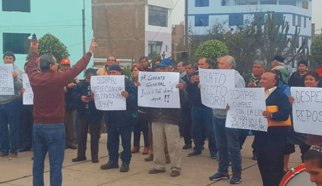 Extrabajadores de Sedapal protestan fuera del local