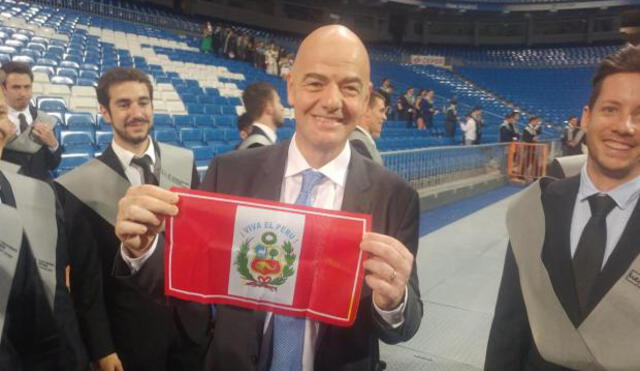 Facebook: La razón por la que el presidente de la FIFA posó con una bandera peruana