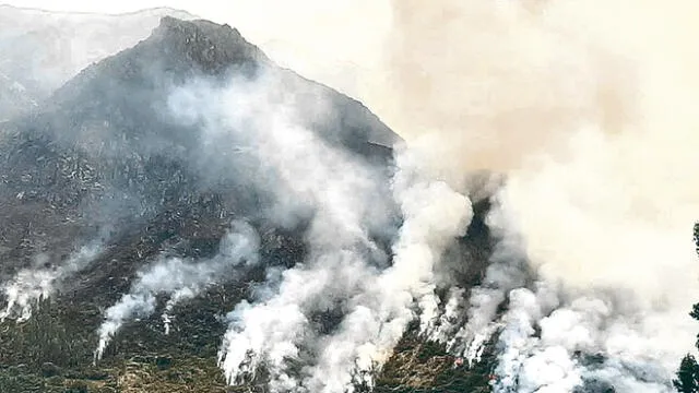 no se controla. Fuego afecta pastizales del Valle Sagrado de los Incas en la región Cusco.