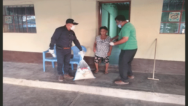 Observan entrega de canastas en el distrito de Tumán.