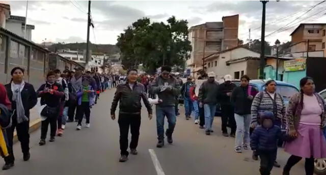 Pobladores se movilizan contra el alza de las tarifas de agua y luz.