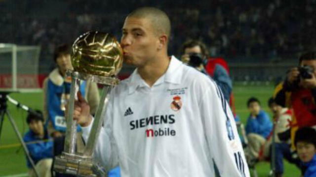 El 'fenómeno' Ronaldo con la copa intercontinental del año 2002. Foto: Internet.