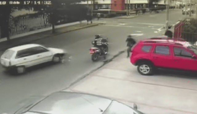 Conductor atropella a ladrones que tenían encañonado a un transeúnte [VIDEO]