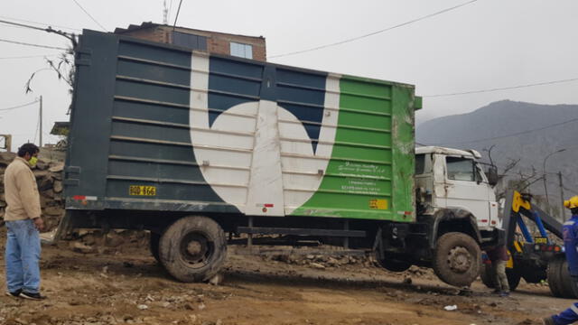 Una grúa acudió al lugar del accidente para retirar el camión. (Foto: Luis Ángel Villanueva / URPI - GLR)