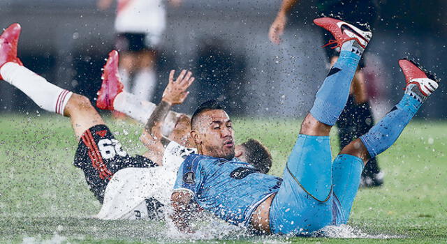 AME3774. BUENOS AIRES (ARGENTINA), 11/03/2020.- El jugador Gonzalo Montiel (atr·s) de River Plate cae este miÈrcoles tras una acciÛn contra ¡ngel Ojeda (adelante) de Deportivo Binacional, durante un partido del Grupo D de la Copa Libertadores, en el estadio Monumental de Buenos Aires (Argentina). EFE/Juan Ignacio Roncoroni