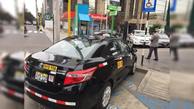 Taxista estaciona en vía exclusiva para discapacitados pese a señalización