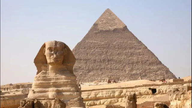 La necrópolis de Guiza es la mayor del Antiguo Egipto y está compuesta por las pirámides de Keops, Kefrén y Micerino. Foto: Shutterstock