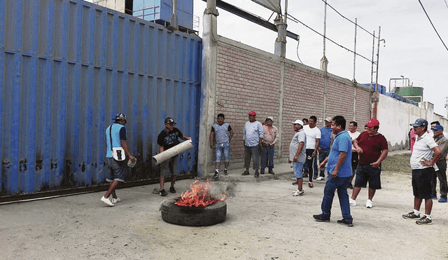 Pescadores protestan por deudas quemando llantas en fábrica de Chimbote
