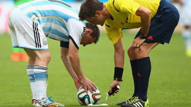 La insólita razón por la que la FIFA dejaría de usar el spray de los árbitros 