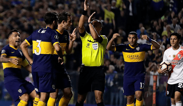 Momento exacto donde el árbitro, Wilton Sampaio, anula el gol de Boca por una mano en el área de River