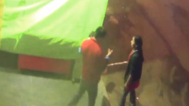 Delincuentes golpearon con la cacha de la pistola al dueño del chifa y fugaron, pese a los intentos de una mujer para detenerlos. (Foto: Captura de video / Latina Noticias)