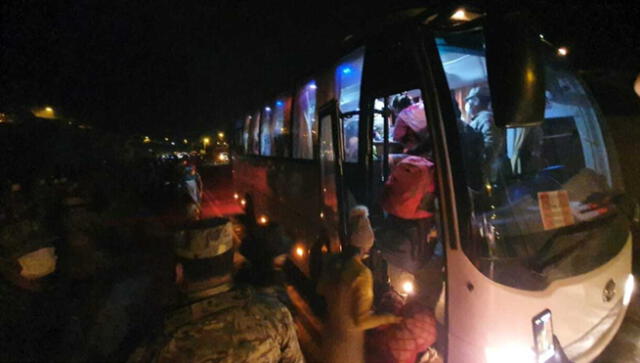 Buses de la Policía y Fuerzas Armadas llevan a familias hasta el estadio de Matucana. (Foto: Aldair Mejía)