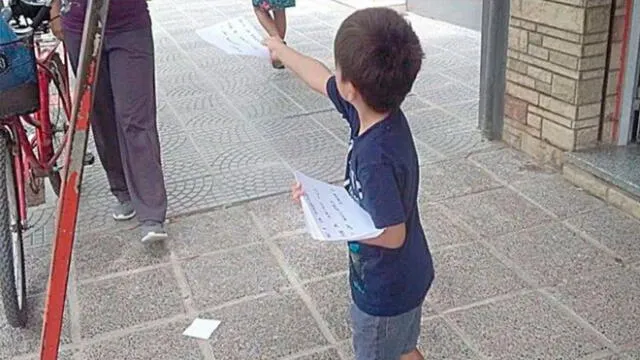 El pequeño niño en campaña contra el uso de la pirotecnia.