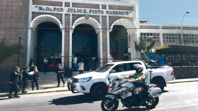 crisis. Solo para las pruebas rápidas hacen colas a diario y los agentes que requieren ser hospitalizados, son atendidos en pasillos.