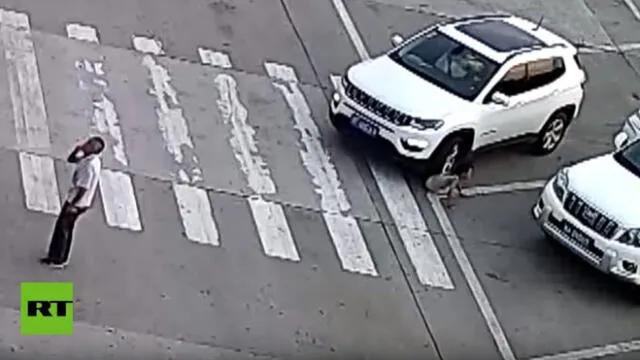 Youtube: niña es atropellada dos veces por amarrarse los pasadores en plena vía [VIDEO]