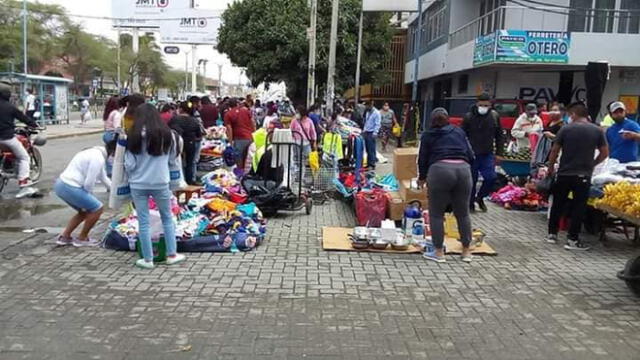 Comerciantes informales invaden las vías públicas de Mercado.