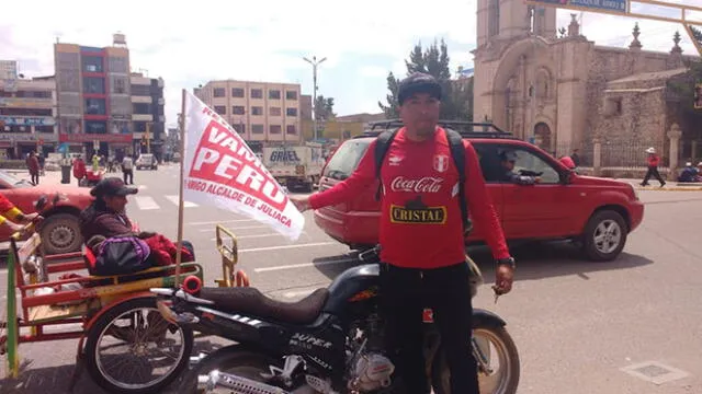 Reynaldo Rojas el candidato en Juliaca que realiza su campaña abordo de una moto