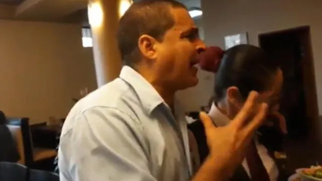 Gonzalo Núñez intimida a mesera y la llama "rica" [VIDEO] 