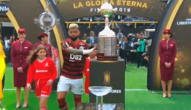 Gabriel Barboso tocó el trofeo a su salida al campo de juego del Monumental. Foto: Captura