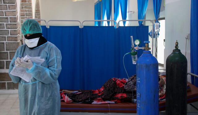 Un médico yemení trata a un paciente con COVID-19 en un centro de cuarentena. Foto: AFP.