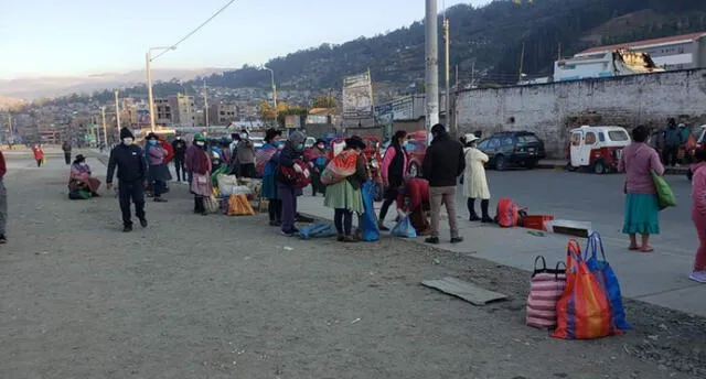 Comerciantes ambulantes, se apostaron en las afueras del estadio Los Chankas en Apurimac.