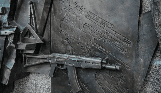 Rusia: erigieron monumento al fusil AK-47 pero un detalle generó controversia [FOTO]