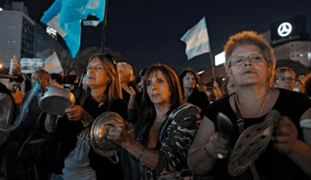 "Cacerolazo" se repitió en diversas partes de Latinoamérica, como en las protestas del 2001 y 2002 en Argentina.