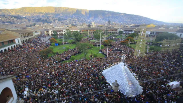 La semana Santa en Ayacucho es una de las fervorosas del país. En la imagen, un grupo de personas en la procesión del Cristo Resucitado en la Plaza de Armas de la ciudad. (Foto: Archivo)