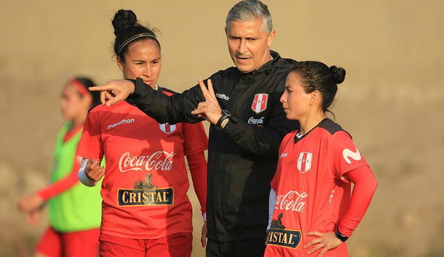El brasilero Doriva Bueno es el entrenador de la selección peruana femenina. Foto: FPF