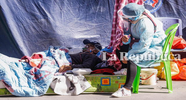 En el suelo. Familiares de Fernando trajeron un colchón para que pueda esperar tranquilo atención en hospital COVID.