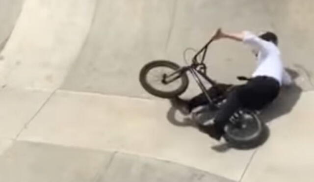 YouTube: Alcalde quiso lucirse con una BMX, pero pasó tremenda vergüenza 