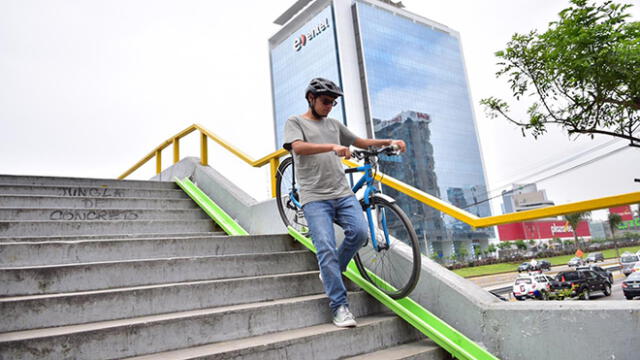 Instalan canaletas de accesibilidad para ciclistas en puentes de la Vía Expresa 