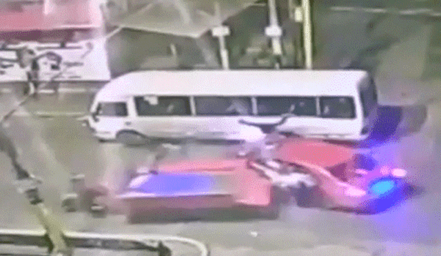 Ate: pasajeros salen disparados tras choque de motocarga y auto [VIDEO]
